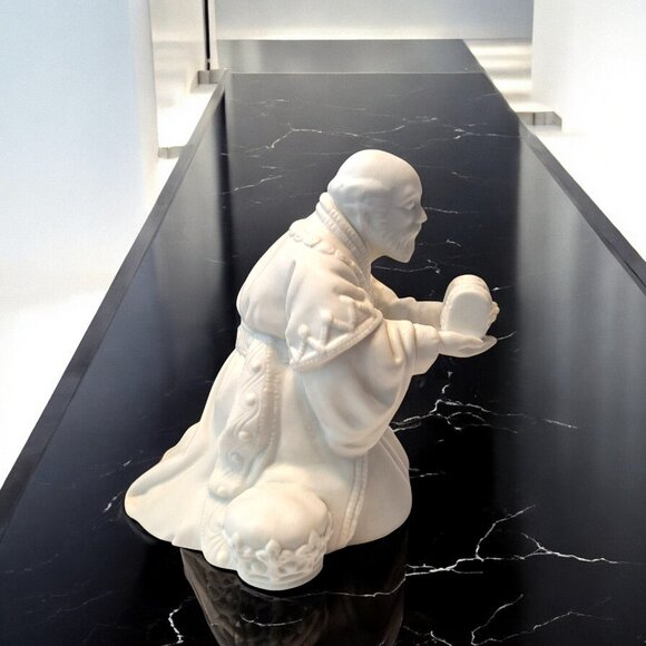 Vintage 1982 Avon Nativity Collectibles The Magi Melchior Porcelain Figurine Box - Picture 2 of 10